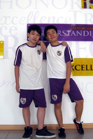 Ghé qua trang phục thể thao một chút: Màu tím trong logo của trường cũng được sử dụng. Đây là bộ cho mùa hè, mùa đông sẽ là quần áo dài tay. Tất cả đều bằng chất liệu cotton thoáng mát, dễ thấm mồ hôi. Ghé qua trang phục thể thao một chút: Màu tím trong logo của trường cũng được sử dụng. Đây là bộ cho mùa hè, mùa đông sẽ là quần áo dài tay. Tất cả đều bằng chất liệu cotton thoáng mát, dễ thấm mồ hôi.