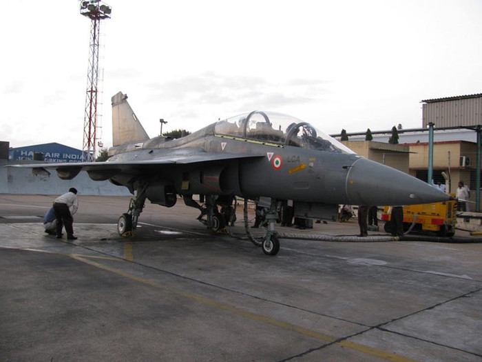 Theo đó, CEMILAC yêu cầu công ty chế tạo hàng không Hindustan Aeronautics Limited (HAL) phải giảm trọng lượng khung thân máy bay và sự linh động của cánh lái phía trước máy bay. Giúp đỡ HAL trong công việc này là hải quân Mỹ và Tổ hợp châu Âu EADS.