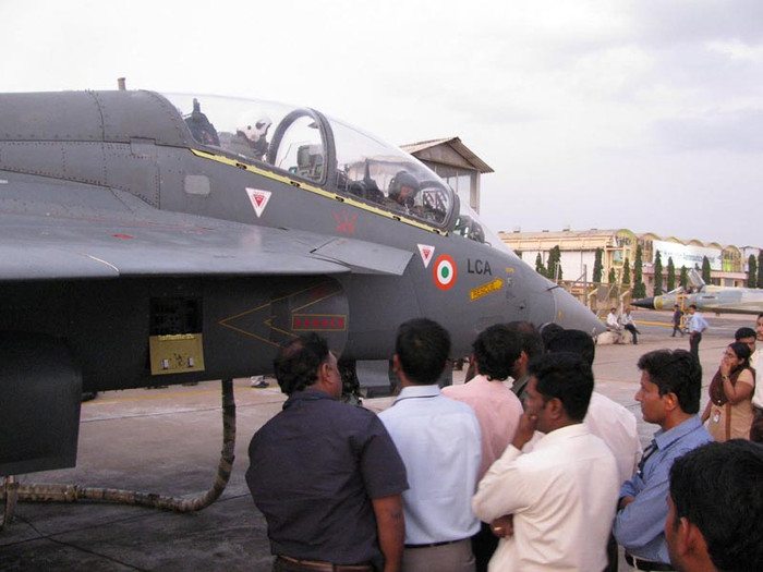 Ngoài phiên bản hải quân, Tejas phiên bản dành trong không quân cũng bị phát hiện có một loạt vấn đề sai kỹ thuật. Về cơ bản, kết cấu khung thân của máy bay phiên bản dành cho không quân ít phức tạp hơn so với phiên bản hải quân. Ngoài ra, do không cần tăng cường lực nâng ở khoảng cách ngắn, phiên bản Tejas không quân không có kết cấu cánh lái trước.