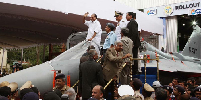 Phiên bản hải quân của chiến đấu cơ Tejas đã hoàn thành chuyến bay thử nghiệm đầu tiên trong năm 2010. Trong tương lại, Tejas phiên bản hải quân sẽ là trang bị chính trên tàu sân bay Vikramaditya (hoán cải từ TARK Admiral Gorshkov). Quá trình thử nghiệm của Tejas trên Vikramaditya sẽ bắt đầu từ năm 2013.