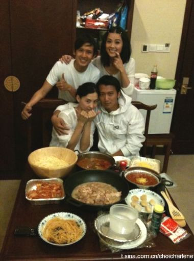 Năm ngoái, Tạ Đình Phong đón sinh nhật sớm cùng vợ và đoàn làm phim Kiếm hiệp tình duyên tại Tế Nam, Sơn Đông