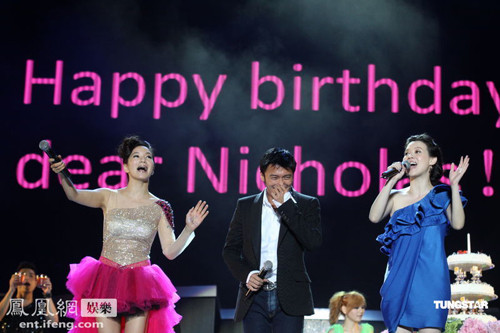 Năm nay, nam diễn viên đón sinh nhật sớm cùng các fan và đồng nghiệp