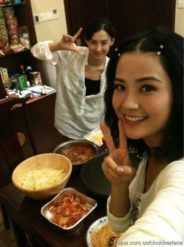 Trương Bá Chi đến trường quay trực tiếp nấu cơm chung vui cùng mọi người