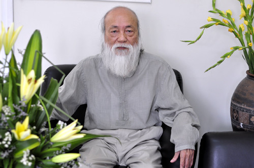 PGS. Văn Như Cương: "Người ta cứ gắn cho tôi các chức danh như GS, Nhà giáo nhân dân, trong khi tôi vẫn nói đùa là, tôi hơn các Giáo sư đấy chứ, hơn một chữ Phó". PGS Văn Như Cương thích... 'Sát thủ đầu mưng mủ'