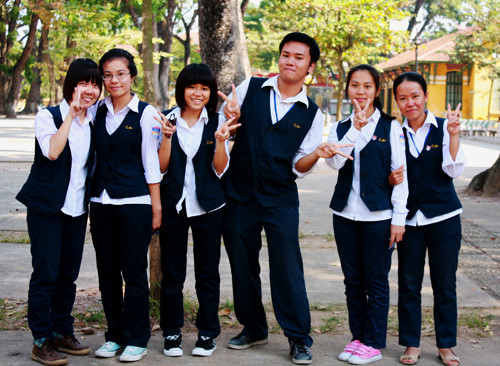 Teen Chu Văn An chia sẻ rằng: đồng phục trước đây của các bạn ấy rộng thênh thang, không gọn gàng và đẹp như bây giờ.. Teen Chu Văn An chia sẻ rằng: đồng phục trước đây của các bạn ấy rộng thênh thang, không gọn gàng và đẹp như bây giờ..