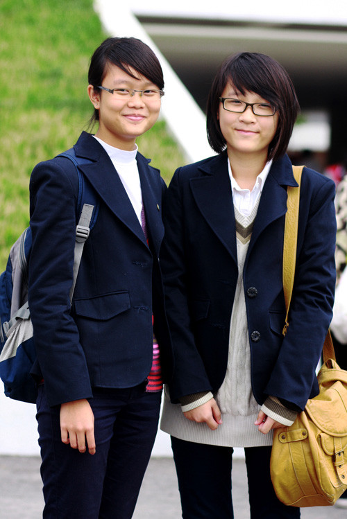 Năm nay, trường Hà Nội - Amsterdam có hai kiểu đồng phục dành cho cả khối THCS và THPT: áo vest cho những ngày hơi se lạnh và áo gió khi rét đậm: Năm nay, trường Hà Nội - Amsterdam có hai kiểu đồng phục dành cho cả khối THCS và THPT: áo vest cho những ngày hơi se lạnh và áo gió khi rét đậm: