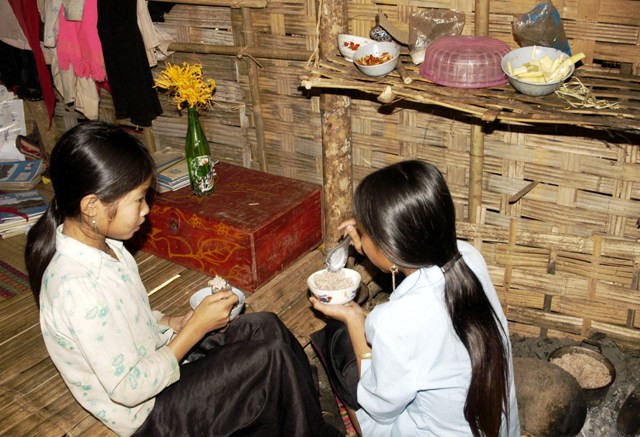 Cơm cũng chẳng phải cơm trắng, mà là cơm màu. Thứ gạo này chỉ dùng để nấu rượu hoặc cho lợn ăn. Những bữa cơm thế này thì còn không được 2000đ/bữa như câu chuyện cảm động nhà báo Trần Đăng Tuấn kể. Cơm cũng chẳng phải cơm trắng, mà là cơm màu. Thứ gạo này chỉ dùng để nấu rượu hoặc cho lợn ăn. Những bữa cơm thế này thì còn không được 2000đ/bữa như câu chuyện cảm động nhà báo Trần Đăng Tuấn kể.