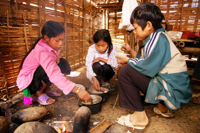 Bữa cơm của HS miền núi chỉ có 2 nồi chính: Nồi cơm và nồi canh. Bữa cơm của HS miền núi chỉ có 2 nồi chính: Nồi cơm và nồi canh.