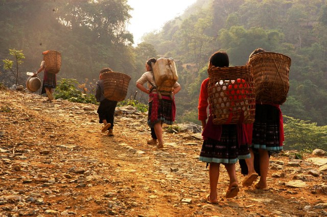 Nhiều nơi, các em còn không có nước để tắm, phải đi tắm ở xa, cách nơi ở chừng 3 - 5km. Nhiều nơi, các em còn không có nước để tắm, phải đi tắm ở xa, cách nơi ở chừng 3 - 5km.