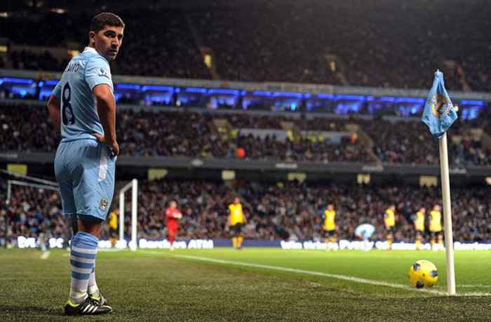 4. Tận dụng các pha bóng cố định. Nếu xét về chất lượng đội hình, Man City có thể ghi bàn một cách chóng vánh từ mọi hướng như bóng sống hay các pha đá phạt. Nhưng các tình huống bóng chết lại không phải điểm mạnh của Man xanh: những người thực hiện quả phạt thì rất thiếu ý tưởng trong việc chọn người đón bóng, còn các cầu thủ tham gia tấn công ít khi tìm cách khiến đối phương tự phạm lỗi với mình hoặc gây rối loạn vị trí. Chỉ cần 1 lần thành công trong 7 lần đá phạt góc, có lẽ Man City đã không rời Stoke City với chỉ 1 điểm. 4. Tận dụng các pha bóng cố định. Nếu xét về chất lượng đội hình, Man City có thể ghi bàn một cách chóng vánh từ mọi hướng như bóng sống hay các pha đá phạt. Nhưng các tình huống bóng chết lại không phải điểm mạnh của Man xanh: những người thực hiện quả phạt thì rất thiếu ý tưởng trong việc chọn người đón bóng, còn các cầu thủ tham gia tấn công ít khi tìm cách khiến đối phương tự phạm lỗi với mình hoặc gây rối loạn vị trí. Chỉ cần 1 lần thành công trong 7 lần đá phạt góc, có lẽ Man City đã không rời Stoke City với chỉ 1 điểm.