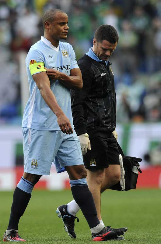 2. Hỗ trợ phòng ngự. Việc mất Vincent Kompany và Joleon Lescott khiến bộ tứ vệ của Man City trở nên rất mỏng khiến Roberto Mancini phải đưa Micah Richards trở lại và đá trung vệ dù đây không phải vị trí sở trường của anh và anh cũng chưa hoàn toàn bình phục chấn thương. Đặt Richards đá bên cạnh Kolo Toure rõ ràng là khiến hàng thủ Man City yếu hơn, không những vậy còn tước đi những giải pháp tấn công bên hành lang phải từ Richards. Pablo Zabaleta đã làm tốt công việc ở biên phải trong thời gian qua, nhưng anh không phải là mẫu cầu thủ có tốc độ và sức mạnh và cũng không có thói quen dâng cao. 2. Hỗ trợ phòng ngự. Việc mất Vincent Kompany và Joleon Lescott khiến bộ tứ vệ của Man City trở nên rất mỏng khiến Roberto Mancini phải đưa Micah Richards trở lại và đá trung vệ dù đây không phải vị trí sở trường của anh và anh cũng chưa hoàn toàn bình phục chấn thương. Đặt Richards đá bên cạnh Kolo Toure rõ ràng là khiến hàng thủ Man City yếu hơn, không những vậy còn tước đi những giải pháp tấn công bên hành lang phải từ Richards. Pablo Zabaleta đã làm tốt công việc ở biên phải trong thời gian qua, nhưng anh không phải là mẫu cầu thủ có tốc độ và sức mạnh và cũng không có thói quen dâng cao.