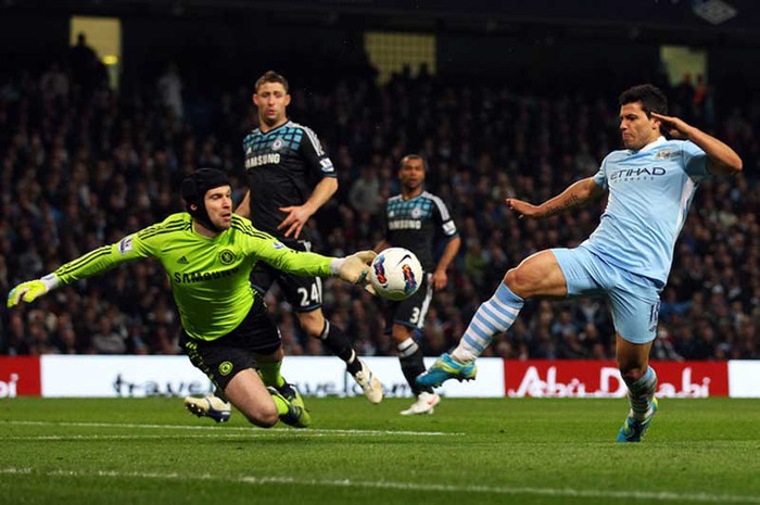 5. Dứt điểm. Vấn đề then chốt của Man City. Kể từ sau Giáng sinh tới nay trên mặt trận Premier League, Man xanh mới đốt lưới đối phương 19 lần/13 trận (hiệu suất 0,6 bàn/trận), bất chấp việc họ có tới 3 chân sút đang có mặt trong top 10 chân sút tốt nhất Premier League và David Silva đang là người kiến tạo nhiều nhất giải với 12 lần. Trước Stoke, City có 67% thời lượng kiểm soát bóng, nhưng chỉ đúng 1 lần ghi bàn nhờ công của Yaya Toure (sút xa trúng đầu Shawcross đổi hướng). Đấy là một bối cảnh định kỳ trong các trận đấu: áp đảo đối thủ nhưng khó khăn trong tìm kiếm bàn thắng. 5. Dứt điểm. Vấn đề then chốt của Man City. Kể từ sau Giáng sinh tới nay trên mặt trận Premier League, Man xanh mới đốt lưới đối phương 19 lần/13 trận (hiệu suất 0,6 bàn/trận), bất chấp việc họ có tới 3 chân sút đang có mặt trong top 10 chân sút tốt nhất Premier League và David Silva đang là người kiến tạo nhiều nhất giải với 12 lần. Trước Stoke, City có 67% thời lượng kiểm soát bóng, nhưng chỉ đúng 1 lần ghi bàn nhờ công của Yaya Toure (sút xa trúng đầu Shawcross đổi hướng). Đấy là một bối cảnh định kỳ trong các trận đấu: áp đảo đối thủ nhưng khó khăn trong tìm kiếm bàn thắng.