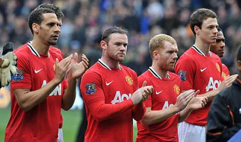 Các cầu thủ hai đội có 30 giây im lặng để cầu nguyện cho tính mạng của Fabrice Muamba Các cầu thủ hai đội có 30 giây im lặng để cầu nguyện cho tính mạng của Fabrice Muamba