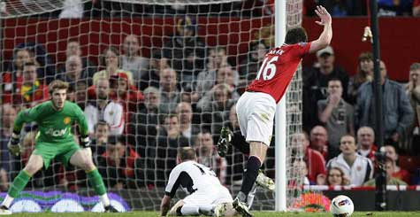 Michael Carrick phạm lỗi với Danny Murphy ở những phút cuối trận nhưng MU thoát khỏi một quả phạt penalty và bảo vệ thành công tỷ số 1-0