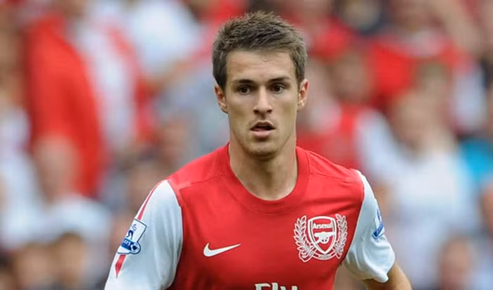 Một trường hợp khác không thể thi đấu là Aaron Ramsey, người bị đau mắt cá chân trong trận thua của Arsenal trước Sunderland tại FA Cup. Ramsey đã được rút tên khỏi danh sách dự trận đấu tưởng niệm Gary Speed của ĐT xứ Wales, nhưng tiến độ hồi phục chậm sẽ khiến tiền vệ 21 tuổi này không chỉ không ra sân trước Liverpool mà còn vắng mặt trong trận đấu với AC Milan sắp tới ở lượt về vòng 1/16 Champions League.