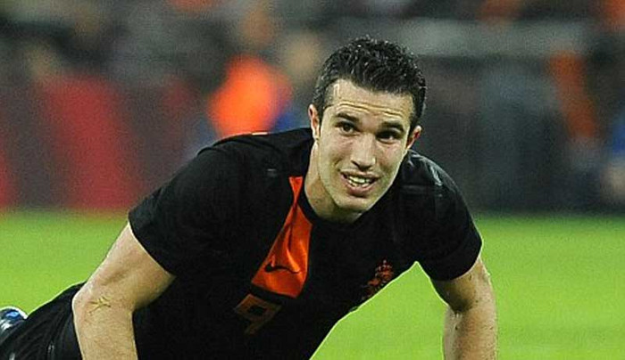 3. Trong khi Man Utd có sự thuận lợi ít nhiều về mặt nhân sự thì Arsenal đang phải lo tìm cách trụ vững trước Liverpool vào tối nay mà không có đội trưởng Robin Van Persie. Theo tiết lộ của Arsene Wenger, cả Van Persie lẫn trung vệ Thomas Vermaelen đều đã bị thương từ trước khi họ trở lại ĐTQG để đá giao hữu quốc tế giữa tuần. Cả hai đều trong diện nghi vấn cho chuyến đi tới Anfield. 3. Trong khi Man Utd có sự thuận lợi ít nhiều về mặt nhân sự thì Arsenal đang phải lo tìm cách trụ vững trước Liverpool vào tối nay mà không có đội trưởng Robin Van Persie. Theo tiết lộ của Arsene Wenger, cả Van Persie lẫn trung vệ Thomas Vermaelen đều đã bị thương từ trước khi họ trở lại ĐTQG để đá giao hữu quốc tế giữa tuần. Cả hai đều trong diện nghi vấn cho chuyến đi tới Anfield.