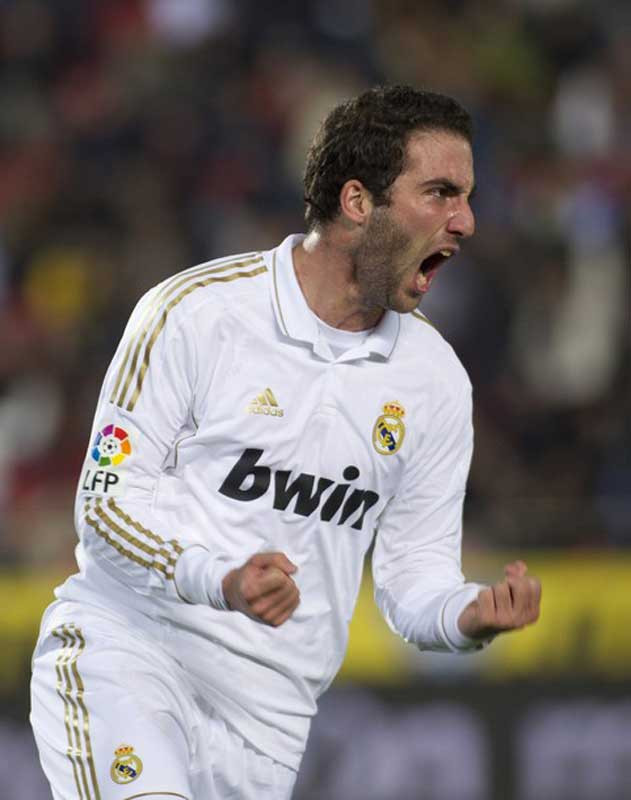 Không những vậy theo Marca, Real còn sẵn sàng “các” thêm Gonzalo Higuain, người phải đứng sau Karim Benzema trên hàng công Real, để Man City chấp nhận nhả con rể của Diego Maradona. Cho dù không có ý định muốn bán Aguero, Man City có sự quan tâm nhất định dành cho Higuain. Anh là một trong số những giải pháp mà Ban lãnh đạo của The Citizens tính tới trong việc tống cổ Carlos Tevez khỏi sân Etihad sau sự kiện hồi tháng 11/2011. Tuy vậy hiện Tevez đã đồng ý thi đấu trở lại, do vậy tương lai của Higuain sẽ còn là dấu hỏi. Không những vậy theo Marca, Real còn sẵn sàng “các” thêm Gonzalo Higuain, người phải đứng sau Karim Benzema trên hàng công Real, để Man City chấp nhận nhả con rể của Diego Maradona. Cho dù không có ý định muốn bán Aguero, Man City có sự quan tâm nhất định dành cho Higuain. Anh là một trong số những giải pháp mà Ban lãnh đạo của The Citizens tính tới trong việc tống cổ Carlos Tevez khỏi sân Etihad sau sự kiện hồi tháng 11/2011. Tuy vậy hiện Tevez đã đồng ý thi đấu trở lại, do vậy tương lai của Higuain sẽ còn là dấu hỏi.