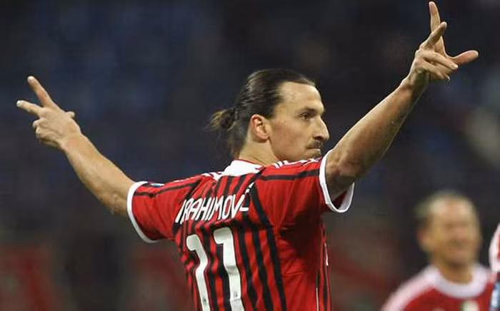1. AC Milan đã bắt đầu việc đàm phán gia hạn hợp đồng với chân sút chủ lực Zlatan Ibrahimovic. Đại diện của tiền đạo người Thủy Điển đã có cuộc gặp với phó chủ tịch Milan là ông Adriano Galliani vào hôm thứ Năm vừa qua. Dù hợp đồng của Ibra phải tới 2015 mới hết hạn nhưng Milan muốn thưởng cho những đóng góp của anh bằng việc gia hạn thêm 1 năm cùng mới một mức lương cao hơn.