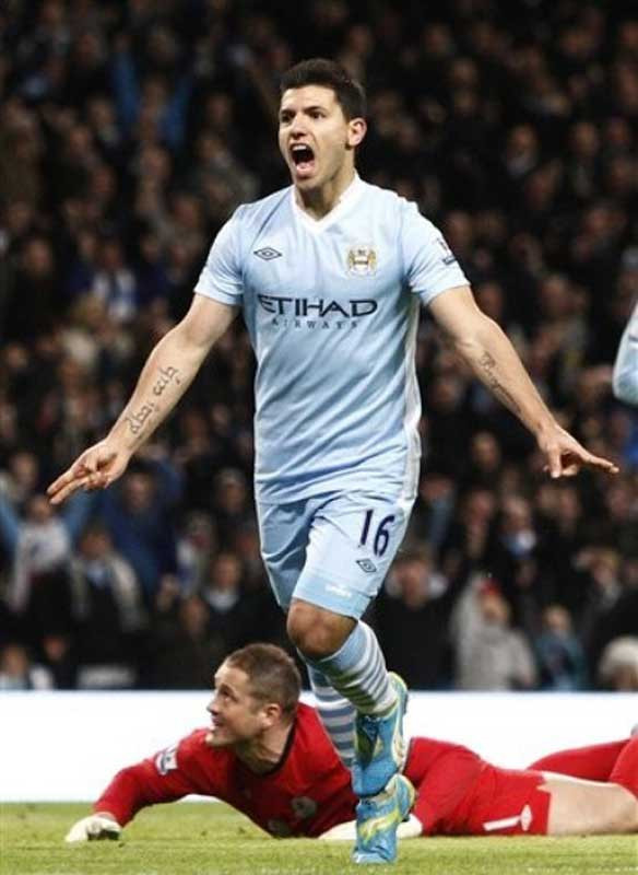 4. Theo tờ Marca, Real Madrid vẫn đang tiếp tục bám nhằng nhẵng theo Sergio Aguero. Cựu chân sút của Atletico Madrid được Los Blancos theo đuổi vào mùa hè 2011 nhưng thất bại vì Aguero quyết định chuyển tới Man City. Mặc dù vậy, chủ tịch Real là ông Florentino Perez vẫn quyết tâm có được sự phục vụ của ngôi sao 24 tuổi và sẵn sàng trả 37,5 triệu bảng để Aguero trở lại Madrid. 4. Theo tờ Marca, Real Madrid vẫn đang tiếp tục bám nhằng nhẵng theo Sergio Aguero. Cựu chân sút của Atletico Madrid được Los Blancos theo đuổi vào mùa hè 2011 nhưng thất bại vì Aguero quyết định chuyển tới Man City. Mặc dù vậy, chủ tịch Real là ông Florentino Perez vẫn quyết tâm có được sự phục vụ của ngôi sao 24 tuổi và sẵn sàng trả 37,5 triệu bảng để Aguero trở lại Madrid.