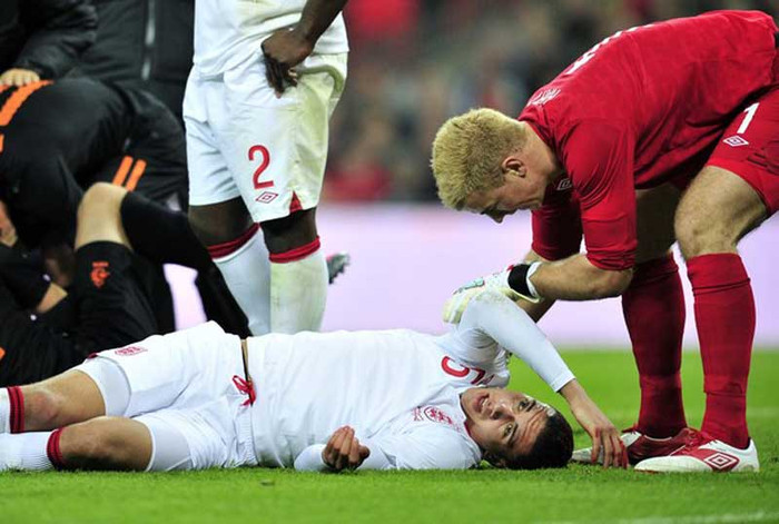 Ferguson cũng cho biết trường hợp của Chris Smalling, người bị chấn thương đầu sau khi va chạm với Klaas Jan-Huntelaar hôm thứ Tư vừa rồi, sẽ được quyết định vào ngày hôm nay. Michael Owen đã quay trở lại tập luyện nhưng sẽ là quá sớm để lão tướng này ra sân. Tom Cleverley cùng Antonio Valencia vẫn đang dưỡng thương nên không thể đi xuống thủ đô. Ferguson cũng cho biết trường hợp của Chris Smalling, người bị chấn thương đầu sau khi va chạm với Klaas Jan-Huntelaar hôm thứ Tư vừa rồi, sẽ được quyết định vào ngày hôm nay. Michael Owen đã quay trở lại tập luyện nhưng sẽ là quá sớm để lão tướng này ra sân. Tom Cleverley cùng Antonio Valencia vẫn đang dưỡng thương nên không thể đi xuống thủ đô.