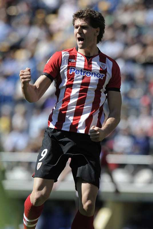 7. “Gã khổng lồ xứ Basque” Fernando Llorente vừa xuất hiện trên tờ DailyMail với tư cách là mục tiêu chuyển nhượng mới nhất của Barcelona. Chân sút 27 tuổi, một trong những nguyên nhân khiến Fernando Torres “văng” khỏi ĐT Tây Ban Nha trong thời gian gần đây, sẽ hết hợp đồng với Athletic Bilbao vào mùa hè 2013 nên CLB này đang xem xét khả năng bán anh. Không chỉ có Barcelona, Man City cùng Tottenham cũng được coi là những bạn hàng tiềm năng. 7. “Gã khổng lồ xứ Basque” Fernando Llorente vừa xuất hiện trên tờ DailyMail với tư cách là mục tiêu chuyển nhượng mới nhất của Barcelona. Chân sút 27 tuổi, một trong những nguyên nhân khiến Fernando Torres “văng” khỏi ĐT Tây Ban Nha trong thời gian gần đây, sẽ hết hợp đồng với Athletic Bilbao vào mùa hè 2013 nên CLB này đang xem xét khả năng bán anh. Không chỉ có Barcelona, Man City cùng Tottenham cũng được coi là những bạn hàng tiềm năng.