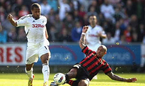 De Jong bị thẻ vàng sau một pha phạm lỗi với Routledge (trái) De Jong bị thẻ vàng sau một pha phạm lỗi với Routledge (trái)