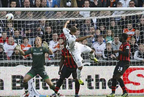 Luke Moore (áo trắng) ghi bàn quyết định giúp Swansea vượt qua Man City Luke Moore (áo trắng) ghi bàn quyết định giúp Swansea vượt qua Man City