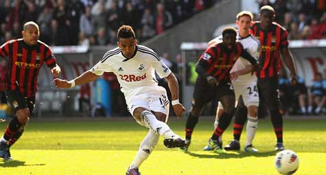 Scott Sinclair đá hỏng quả phạt đền đầu trận Scott Sinclair đá hỏng quả phạt đền đầu trận