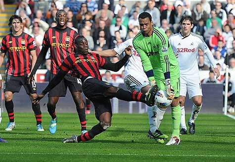 Balotelli cố ý đá bóng trong tay thủ môn Balotelli cố ý đá bóng trong tay thủ môn