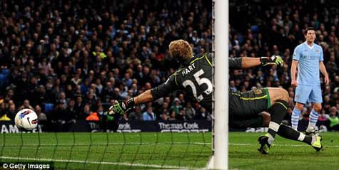 Joe Hart bó tay trước pha dứt điểm đổi hướng của Gary Cahill Joe Hart bó tay trước pha dứt điểm đổi hướng của Gary Cahill