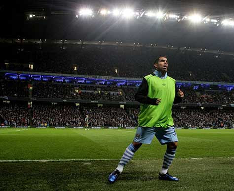 Carlos Tevez khởi động trong sự chào đón của khán giả Carlos Tevez khởi động trong sự chào đón của khán giả