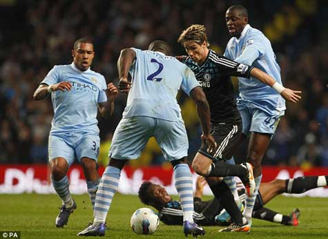 Một mình Torres tìm cách vượt qua các hậu vệ Man City Một mình Torres tìm cách vượt qua các hậu vệ Man City