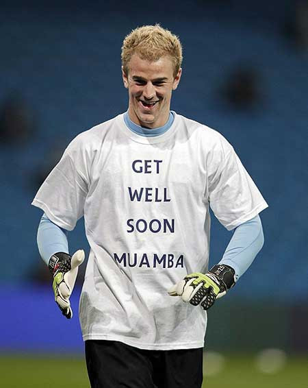 Joe Hart và các cầu thủ Man City mặc áo ủng hộ Fabrice Muamba trong lúc khởi động Joe Hart và các cầu thủ Man City mặc áo ủng hộ Fabrice Muamba trong lúc khởi động