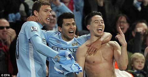 Các cầu thủ Man City ăn mừng bàn thắng ấn định tỷ số của Samir Nasri Các cầu thủ Man City ăn mừng bàn thắng ấn định tỷ số của Samir Nasri