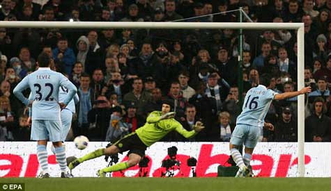 Aguero đánh lừa Cech trên chấm phạt đền ở phút 78 Aguero đánh lừa Cech trên chấm phạt đền ở phút 78