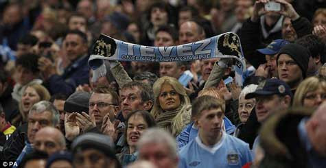 Một CĐV giơ biểu ngữ chào đón Carlos Tevez Một CĐV giơ biểu ngữ chào đón Carlos Tevez