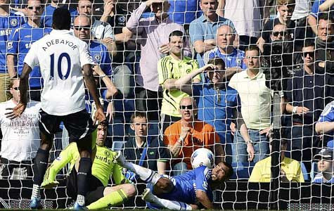 Ashley Cole và Petr Cech cùng lao vào cản phá một cú dứt điểm của Rafael Van der Vaart (ảnh: Getty) Ashley Cole và Petr Cech cùng lao vào cản phá một cú dứt điểm của Rafael Van der Vaart (ảnh: Getty)