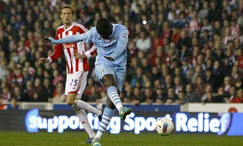 Yaya Toure gỡ hòa để mang ngôi đầu bảng cho Man xanh, nhưng Man Utd đang rất mừng Yaya Toure gỡ hòa để mang ngôi đầu bảng cho Man xanh, nhưng Man Utd đang rất mừng