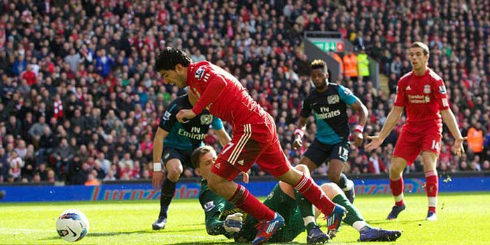 Suarez ngã vờ từ một pha băng ra của Szczesny Suarez ngã vờ từ một pha băng ra của Szczesny