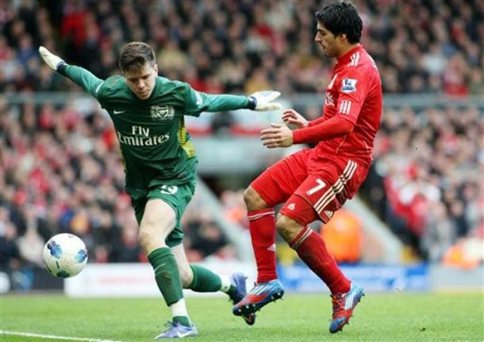 Suarez sút trúng cột dọc sau khi Szczesny cản cú đá của Dirk Kuyt Suarez sút trúng cột dọc sau khi Szczesny cản cú đá của Dirk Kuyt