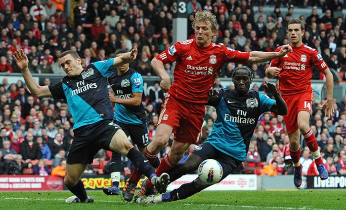 Kuyt lăn xả trong vòng vây các hậu vệ Arsenal nhưng không thể tìm được bàn nâng tỷ số Kuyt lăn xả trong vòng vây các hậu vệ Arsenal nhưng không thể tìm được bàn nâng tỷ số