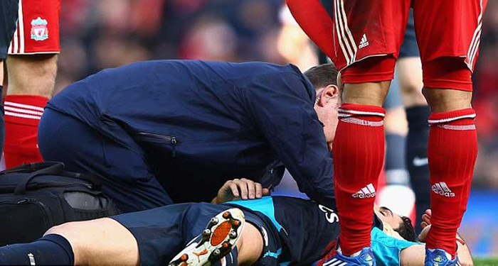 Đầu hiệp 2, Arteta bị đau sau pha va chạm không bóng với Henderson Đầu hiệp 2, Arteta bị đau sau pha va chạm không bóng với Henderson