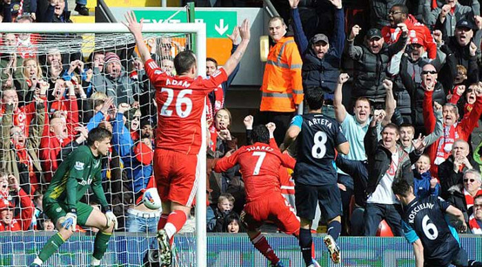 Nhưng rồi Liverpool cũng dẫn trước nhờ bàn đá phản lưới nhà của Koscielny ở phút 23 Nhưng rồi Liverpool cũng dẫn trước nhờ bàn đá phản lưới nhà của Koscielny ở phút 23