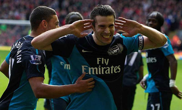 Trong khi các chân sút áo đỏ không thể kết liễu được đội khách, Van Persie đã làm nên điều khác biệt Trong khi các chân sút áo đỏ không thể kết liễu được đội khách, Van Persie đã làm nên điều khác biệt