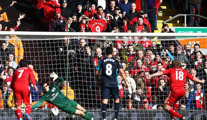 Nhưng Dirk Kuyt sút hỏng quả phạt đền và hỏng luôn cả cú đá bồi Nhưng Dirk Kuyt sút hỏng quả phạt đền và hỏng luôn cả cú đá bồi