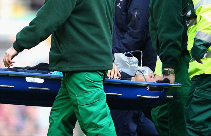 Cựu tiền vệ của Everton đã bị vỡ quai hàm và phải vào bệnh viện Cựu tiền vệ của Everton đã bị vỡ quai hàm và phải vào bệnh viện