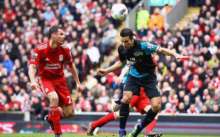 Nhưng 7 phút sau, Van Persie thoát khỏi Carragher và đánh đầu gỡ hòa Nhưng 7 phút sau, Van Persie thoát khỏi Carragher và đánh đầu gỡ hòa