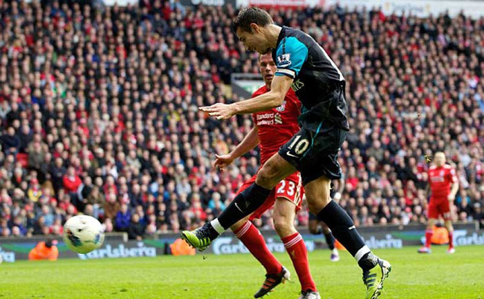 Và ở phút 90+2, Van Persie đón đường bóng bổng miễn chê của Alex Song và đánh bại Reina ở ngay chạm thứ nhất Và ở phút 90+2, Van Persie đón đường bóng bổng miễn chê của Alex Song và đánh bại Reina ở ngay chạm thứ nhất