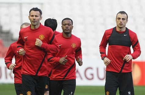 Berbatov tập cùng các đồng đội nhưng không có tên trong trận Bilbao - MU