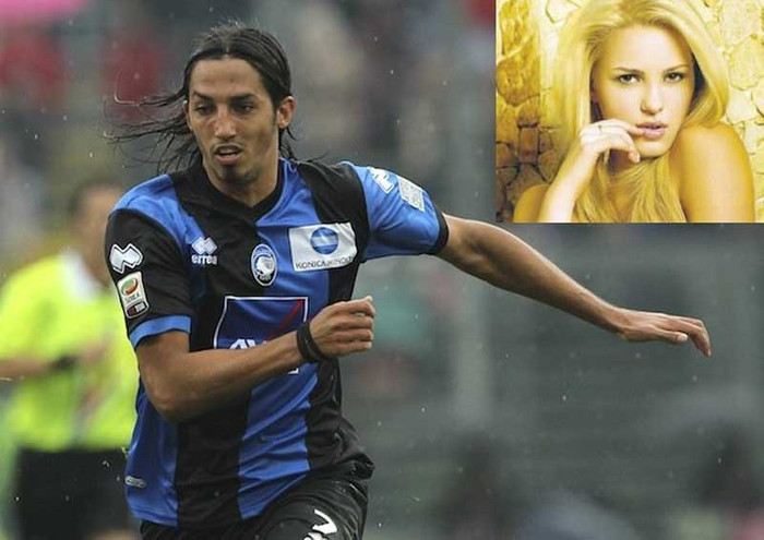 7. Ezequiel Schelotto, tiền vệ 22 tuổi người Argentina của CLB Atalanta vừa chứng minh một điều rằng không phải cầu thủ bóng đá nào cũng có bạn gái là người đẹp. Schelotto có quan hệ tình ái với người mẫu đồng hương Mariana Diarco, nhưng không may cho cặp đôi này là khi Diarco ra mắt bố mẹ chồng tương lai, cô đã bị đánh giá là “quá sexy” và khuyên con trai hãy bỏ cô gái này. Tiếc thay cho họ bởi mối quan hệ mới chỉ kéo dài trong có 3 tháng. 7. Ezequiel Schelotto, tiền vệ 22 tuổi người Argentina của CLB Atalanta vừa chứng minh một điều rằng không phải cầu thủ bóng đá nào cũng có bạn gái là người đẹp. Schelotto có quan hệ tình ái với người mẫu đồng hương Mariana Diarco, nhưng không may cho cặp đôi này là khi Diarco ra mắt bố mẹ chồng tương lai, cô đã bị đánh giá là “quá sexy” và khuyên con trai hãy bỏ cô gái này. Tiếc thay cho họ bởi mối quan hệ mới chỉ kéo dài trong có 3 tháng.